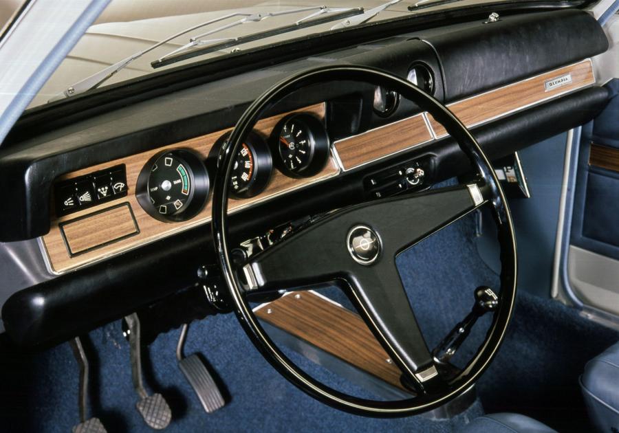 Интерьер Opel Olympia 4-Door Limousine 1967 года  (фото 4 из 5)